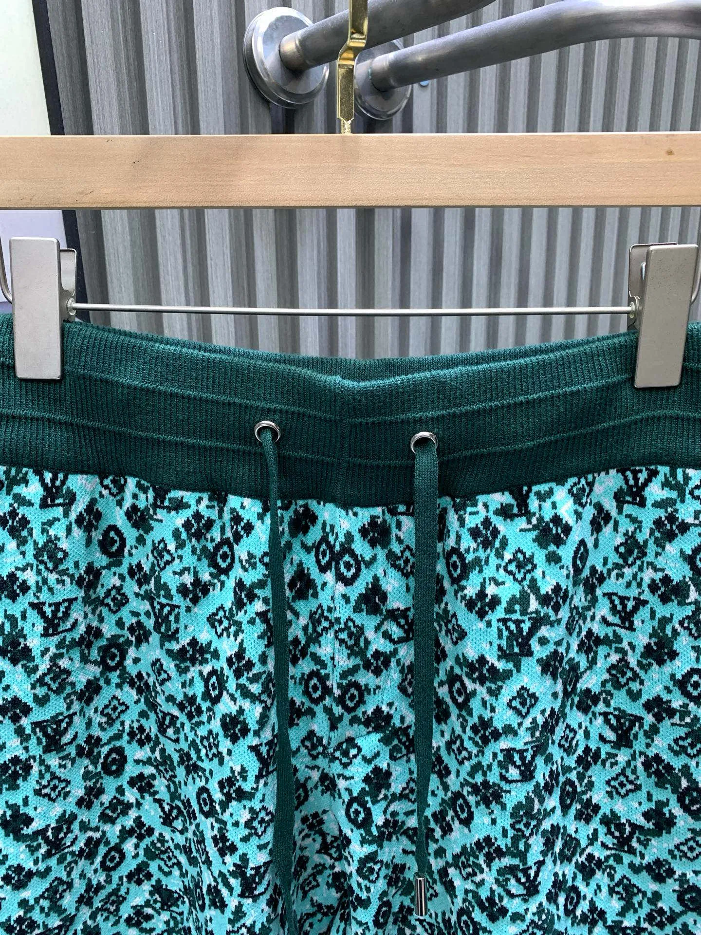 🅿️240 🀄️ Louis Vuitton Louis Vuitton 25FW early spring and summer new knitted shorts with complex embroidery patterns. Customized green ink sfumato effect fabric. Embellished with classic monogram embroidery all over. Elastic waistband design. Black lining design on the inside. Normal cut version. Same style for men and women.